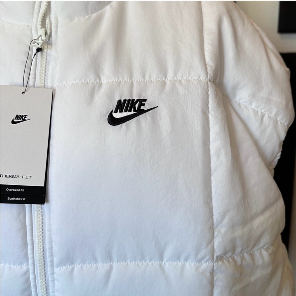NWT Nike Women’s Sportswear Classic Puffer
Therma-FIT Loose Vest in Sail/Black - Picture 10 of 13